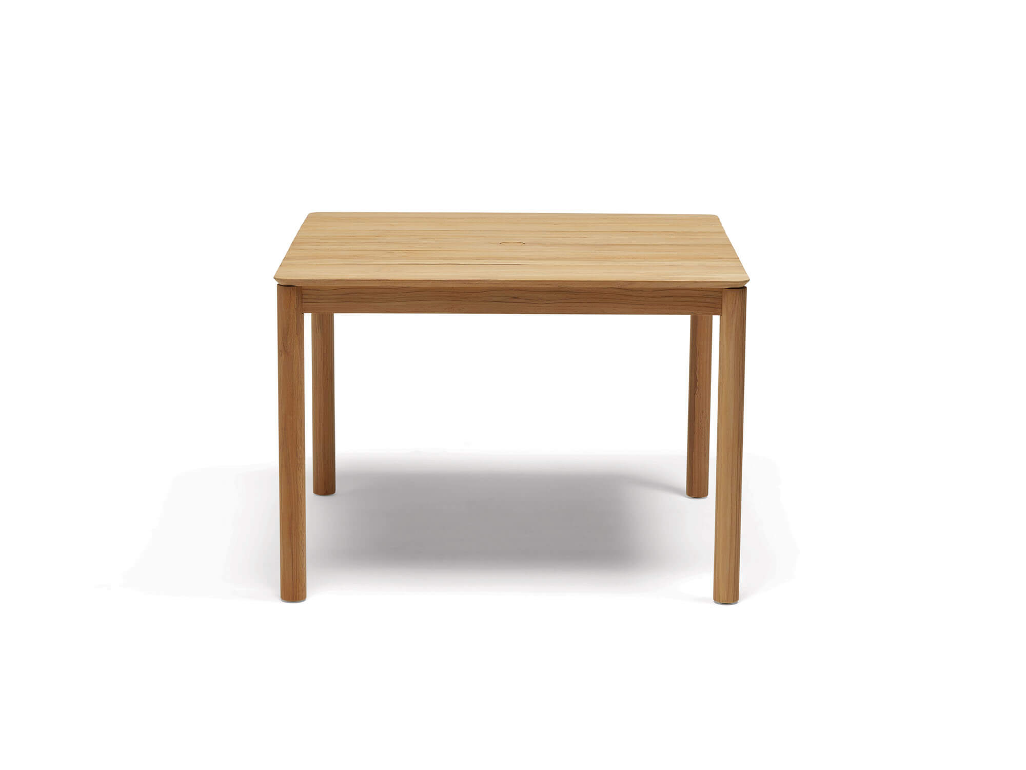 Vue de face d'une table à manger extérieure en bois carrée